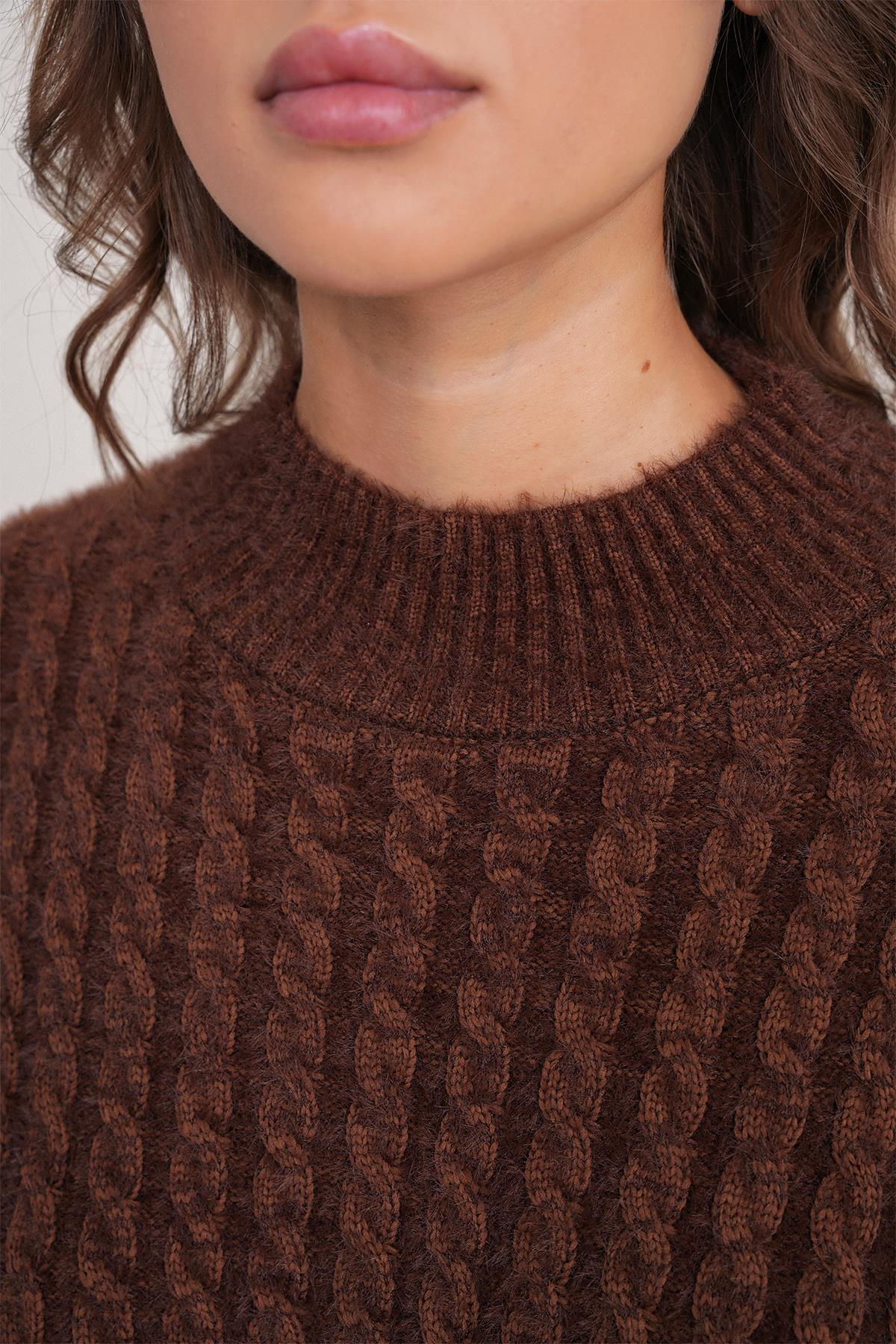 6893 Kadın Saç Örgülü Sakallı Crop Triko Kazak Kahve