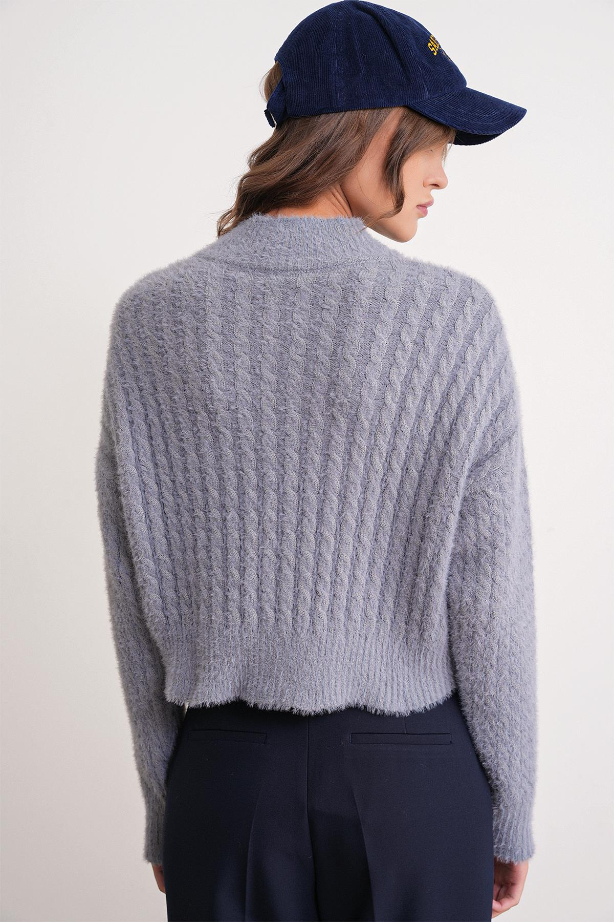 6893 Kadın Saç Örgülü Sakallı Crop Triko Kazak Gri