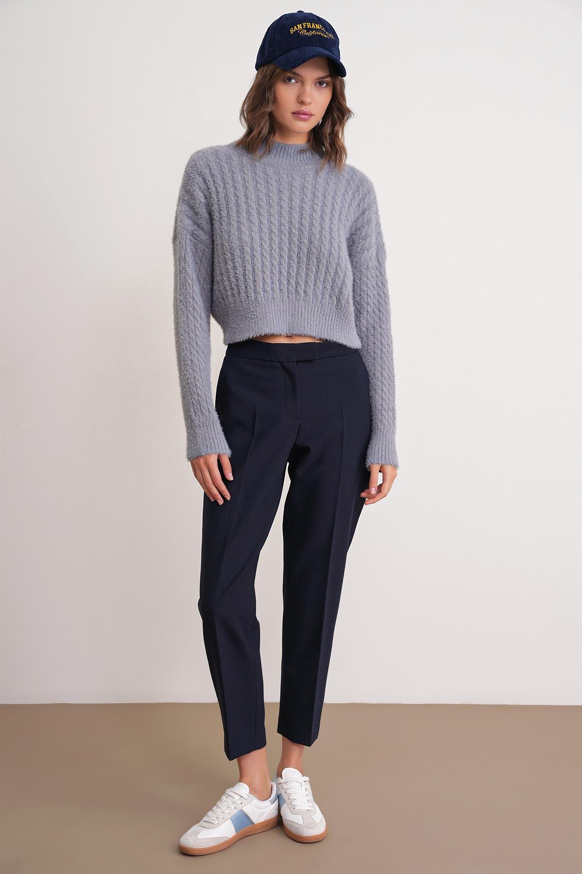 6893 Kadın Saç Örgülü Sakallı Crop Triko Kazak Gri