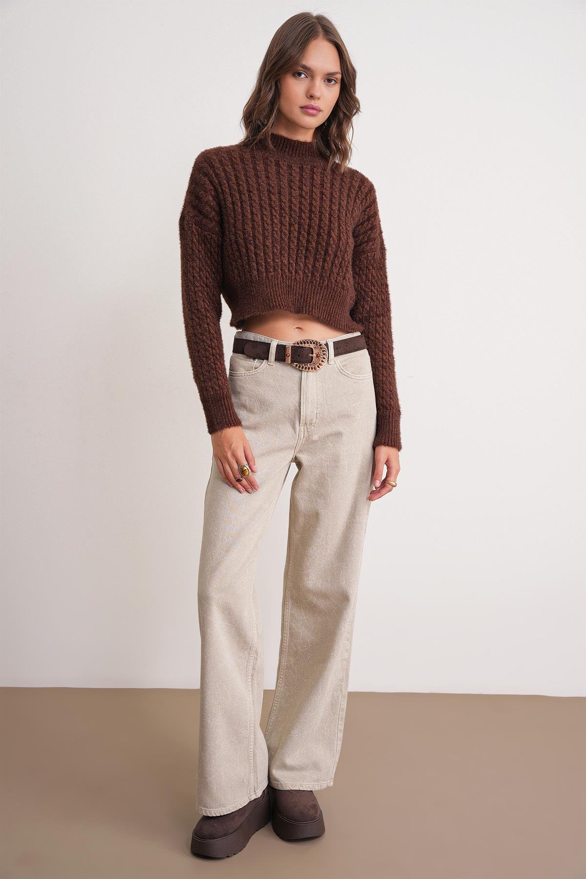 6893 Kadın Saç Örgülü Sakallı Crop Triko Kazak Kahve