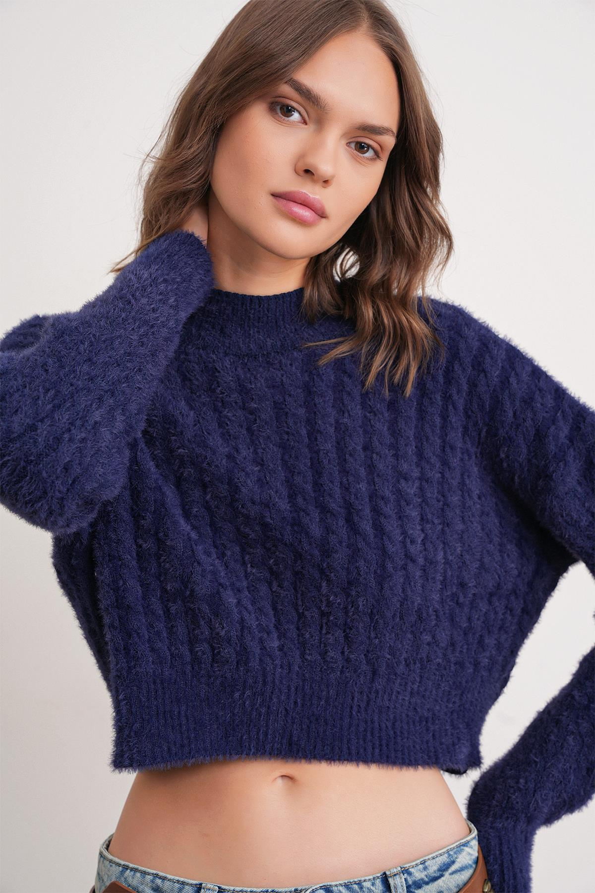 6893 Kadın Saç Örgülü Sakallı Crop Triko Kazak Lacivert