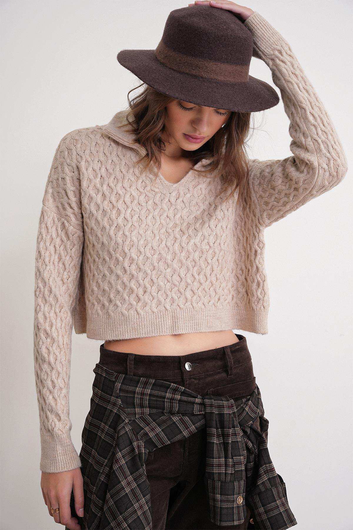 6896 Kadın Örgü Detaylı Crop Triko Kazak Bej