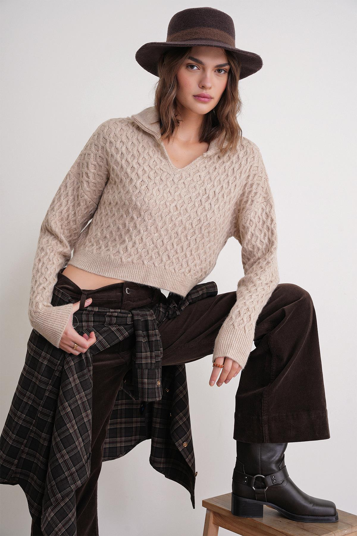 6896 Kadın Örgü Detaylı Crop Triko Kazak Bej