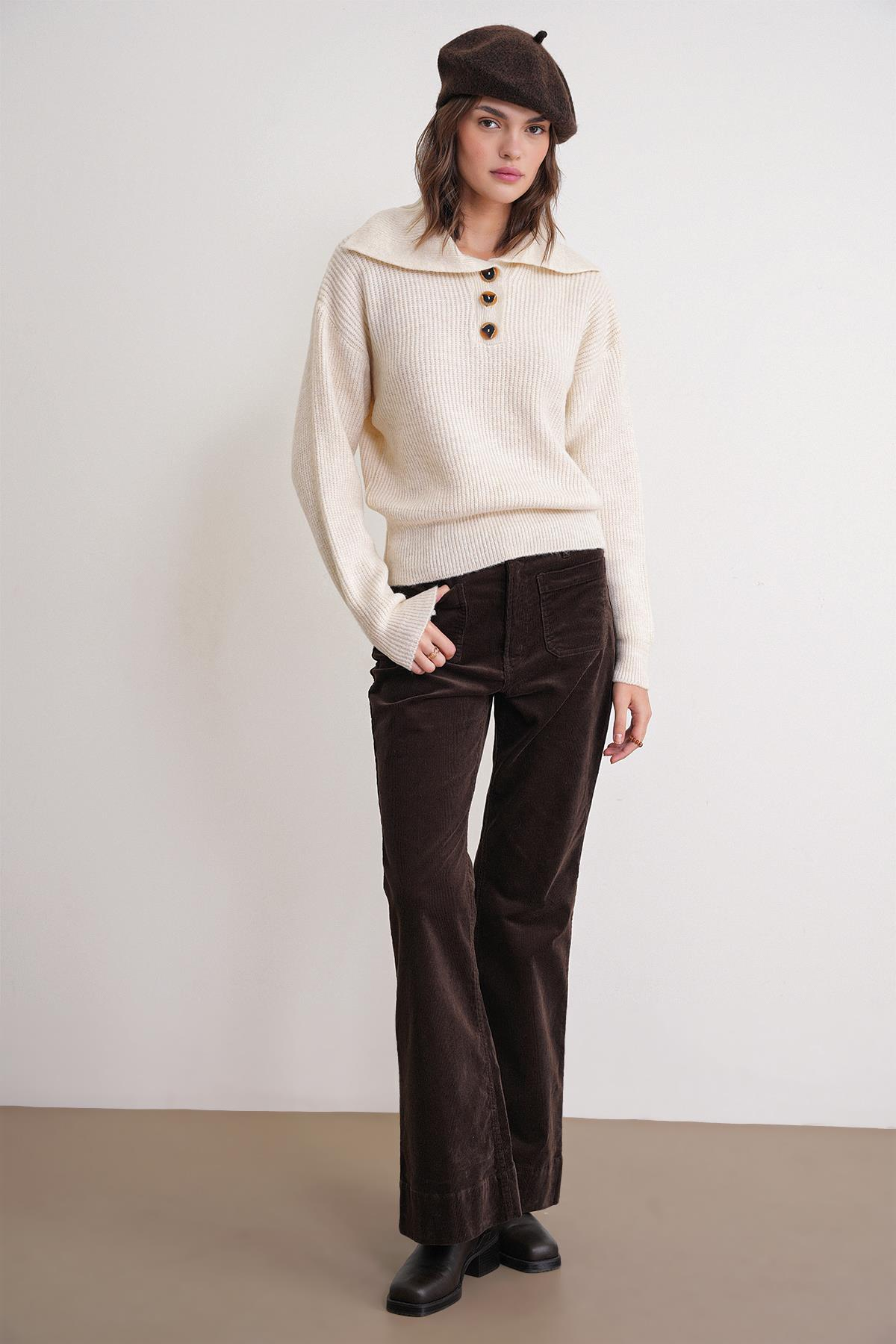 6900 Kadın Düğmeli Devrik Yaka Triko Kazak Naturel