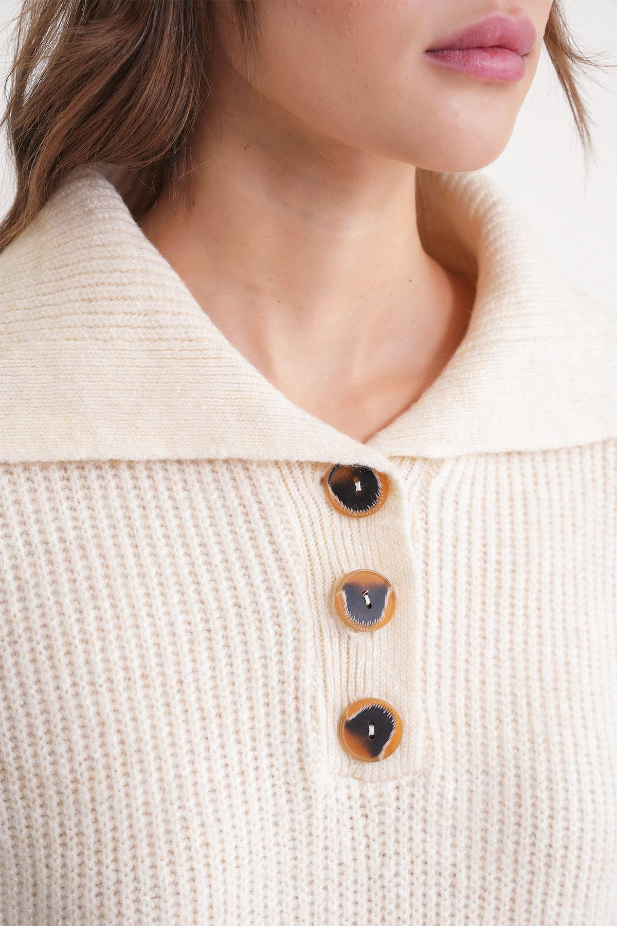 6900 Kadın Düğmeli Devrik Yaka Triko Kazak Naturel