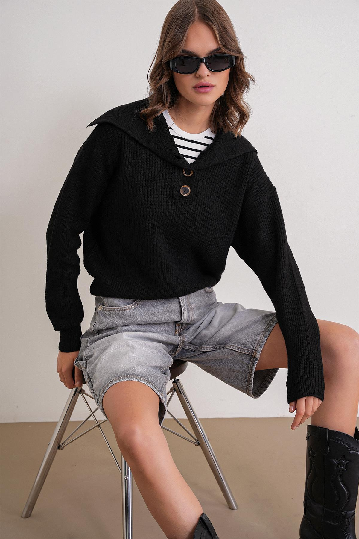 6900 Kadın Düğmeli Devrik Yaka Triko Kazak Siyah