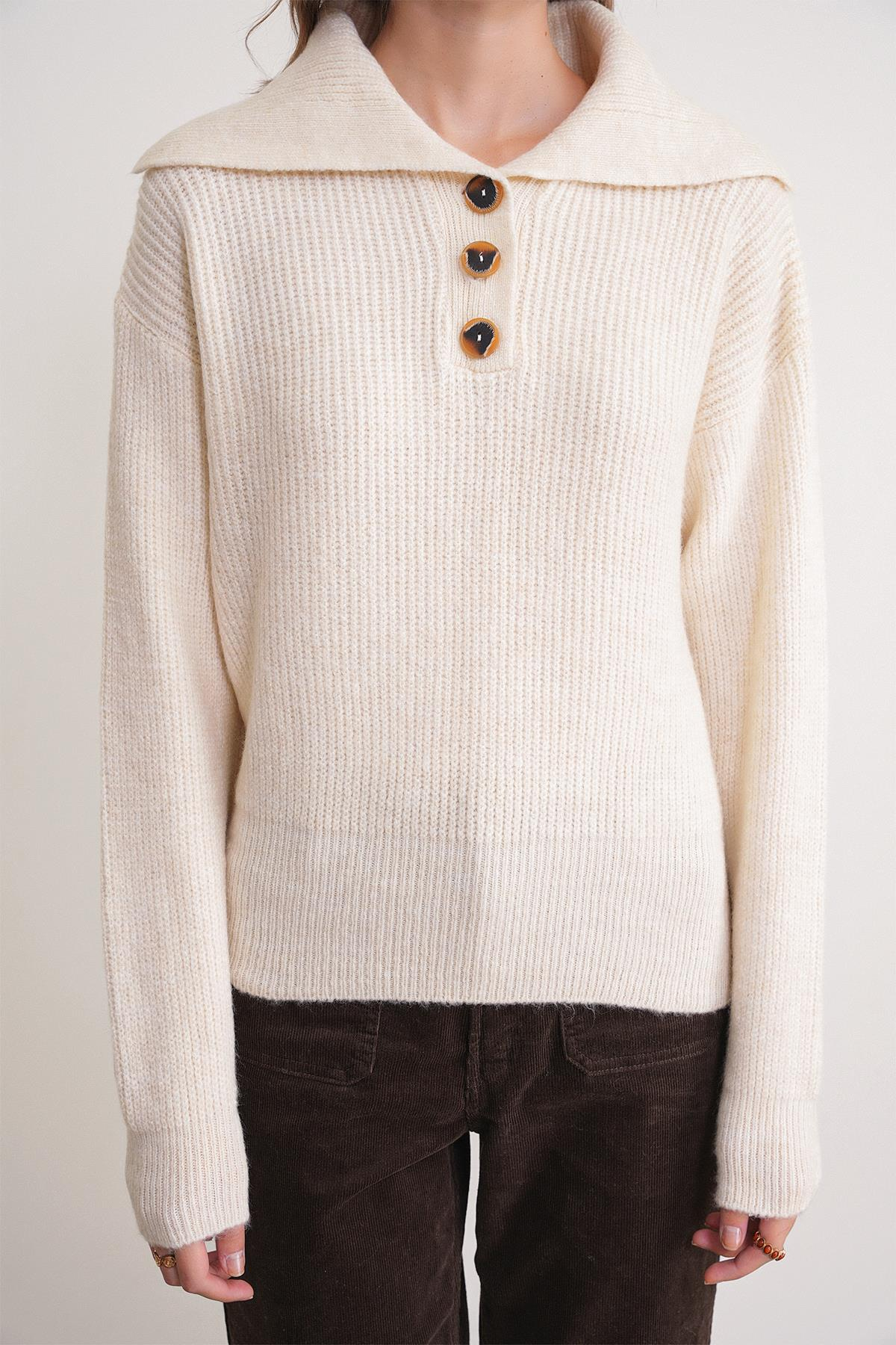 6900 Kadın Düğmeli Devrik Yaka Triko Kazak Naturel