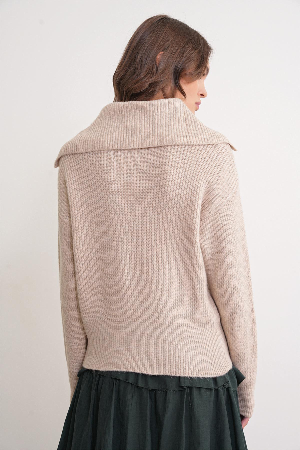 6900 Kadın Düğmeli Devrik Yaka Triko Kazak Bej