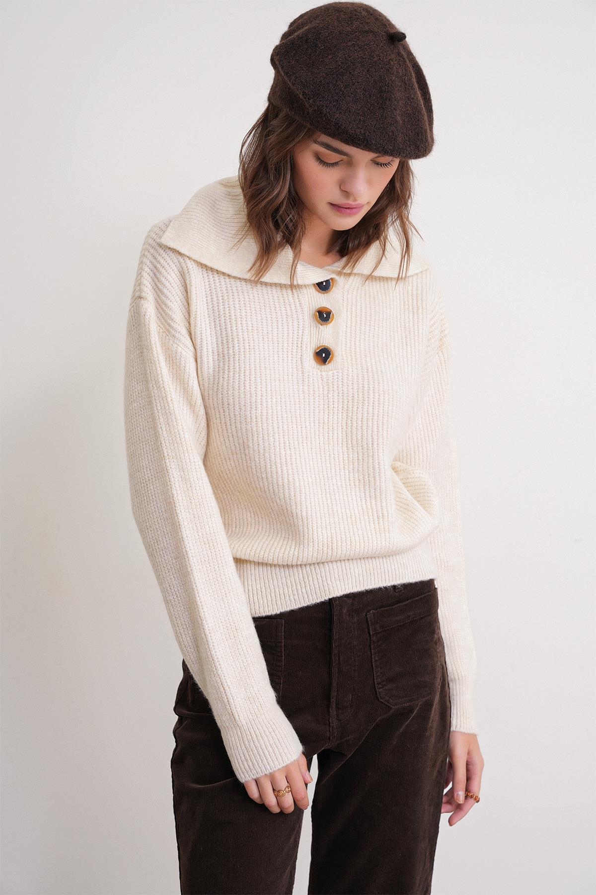 6900 Kadın Düğmeli Devrik Yaka Triko Kazak Naturel