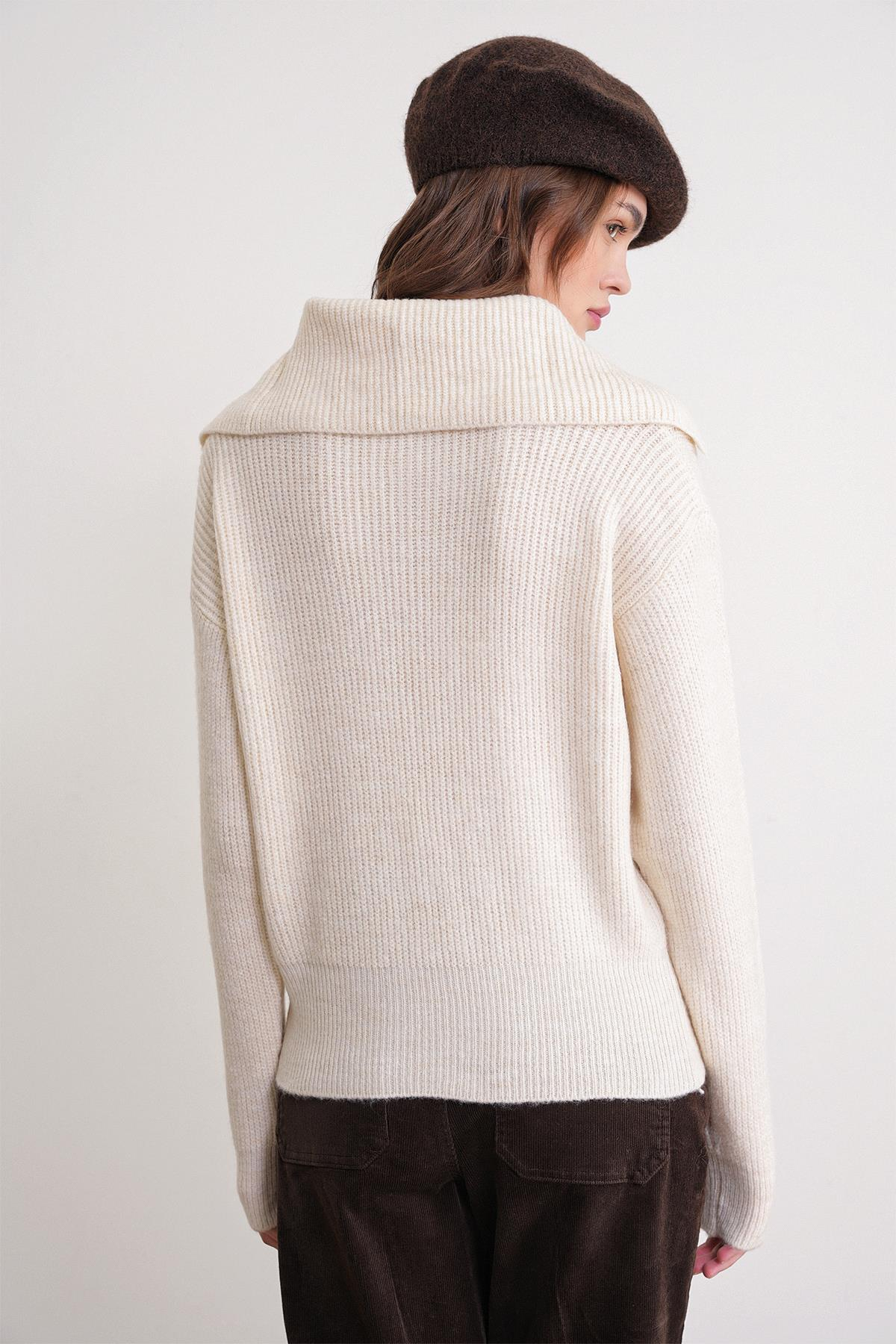 6900 Kadın Düğmeli Devrik Yaka Triko Kazak Naturel