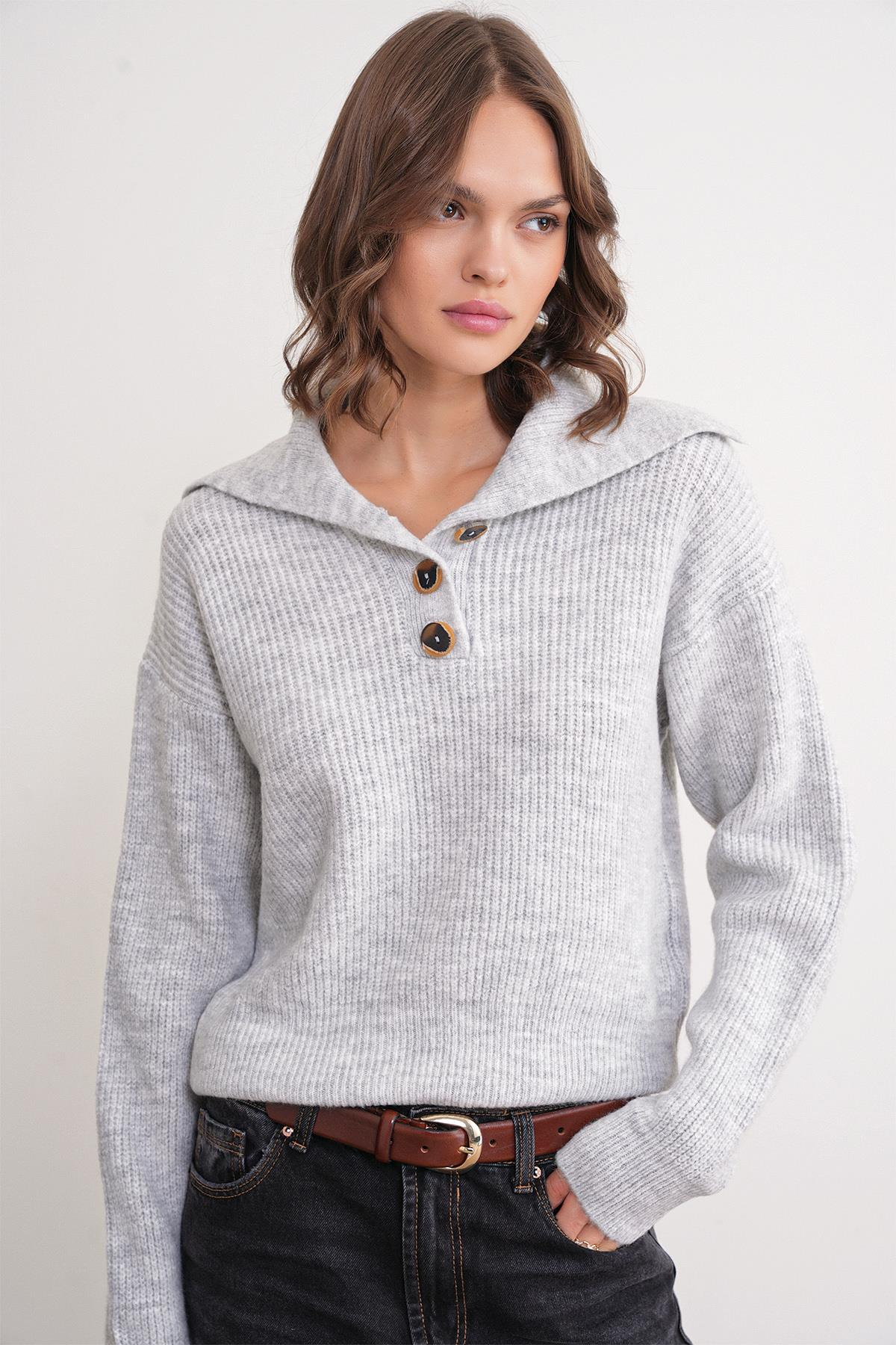 6900 Kadın Düğmeli Devrik Yaka Triko Kazak Gri