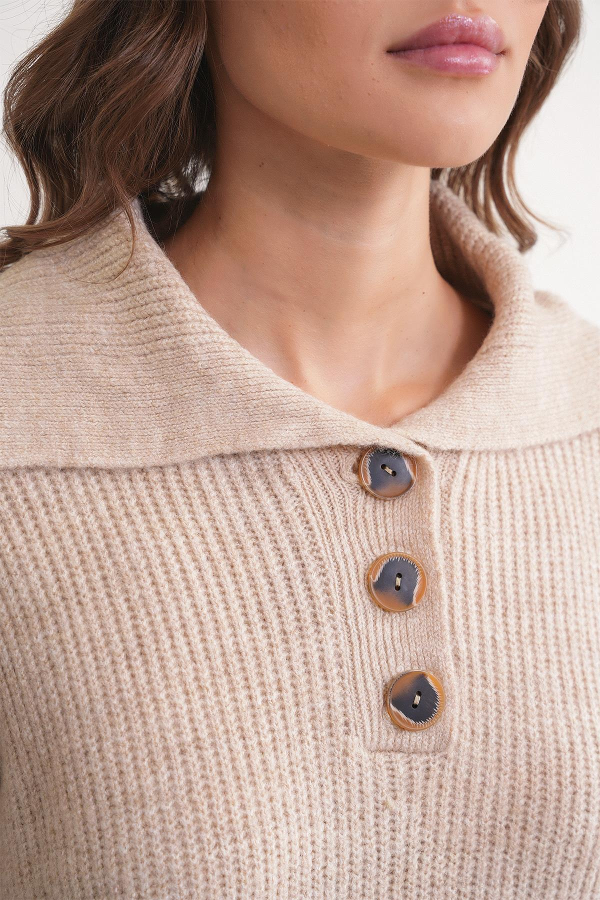 6900 Kadın Düğmeli Devrik Yaka Triko Kazak Bej