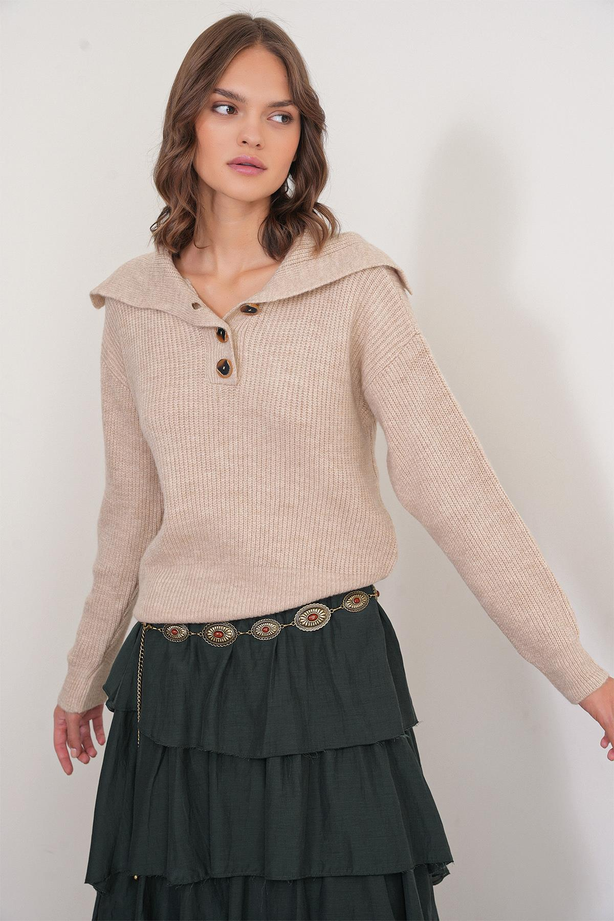 6900 Kadın Düğmeli Devrik Yaka Triko Kazak Bej