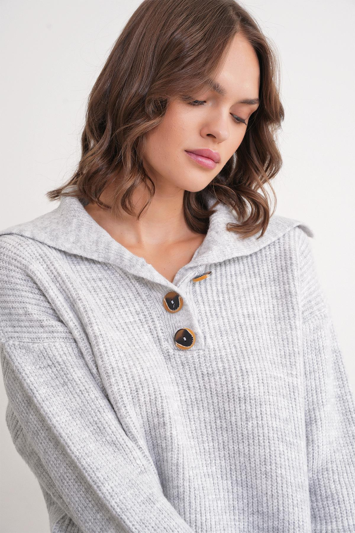 6900 Kadın Düğmeli Devrik Yaka Triko Kazak Gri