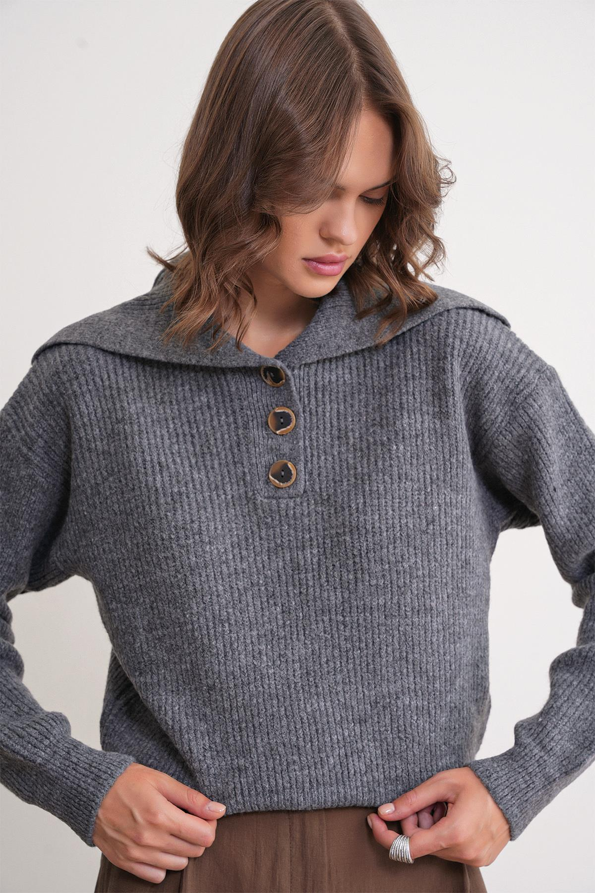 6900 Kadın Düğmeli Devrik Yaka Triko Kazak Antrasit