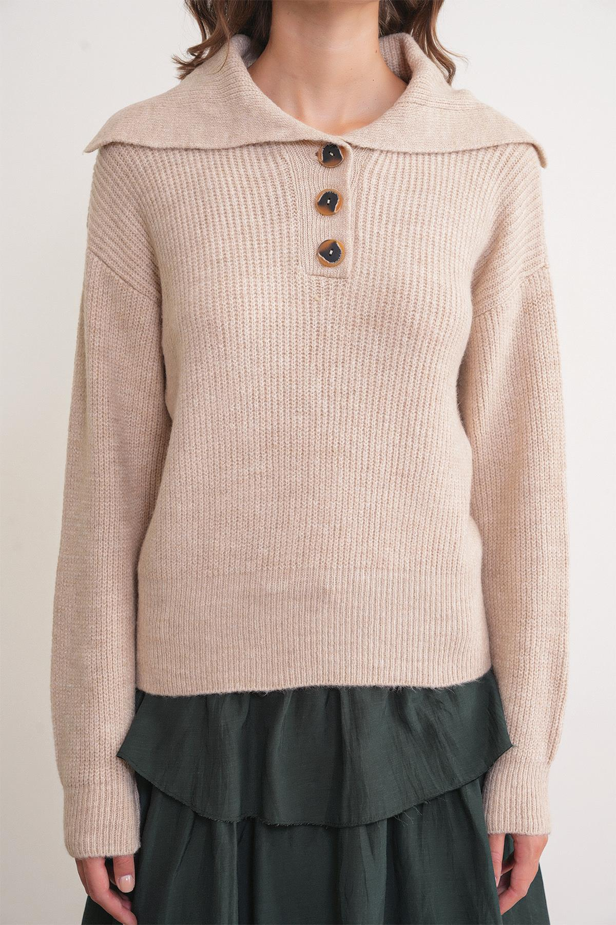 6900 Kadın Düğmeli Devrik Yaka Triko Kazak Bej