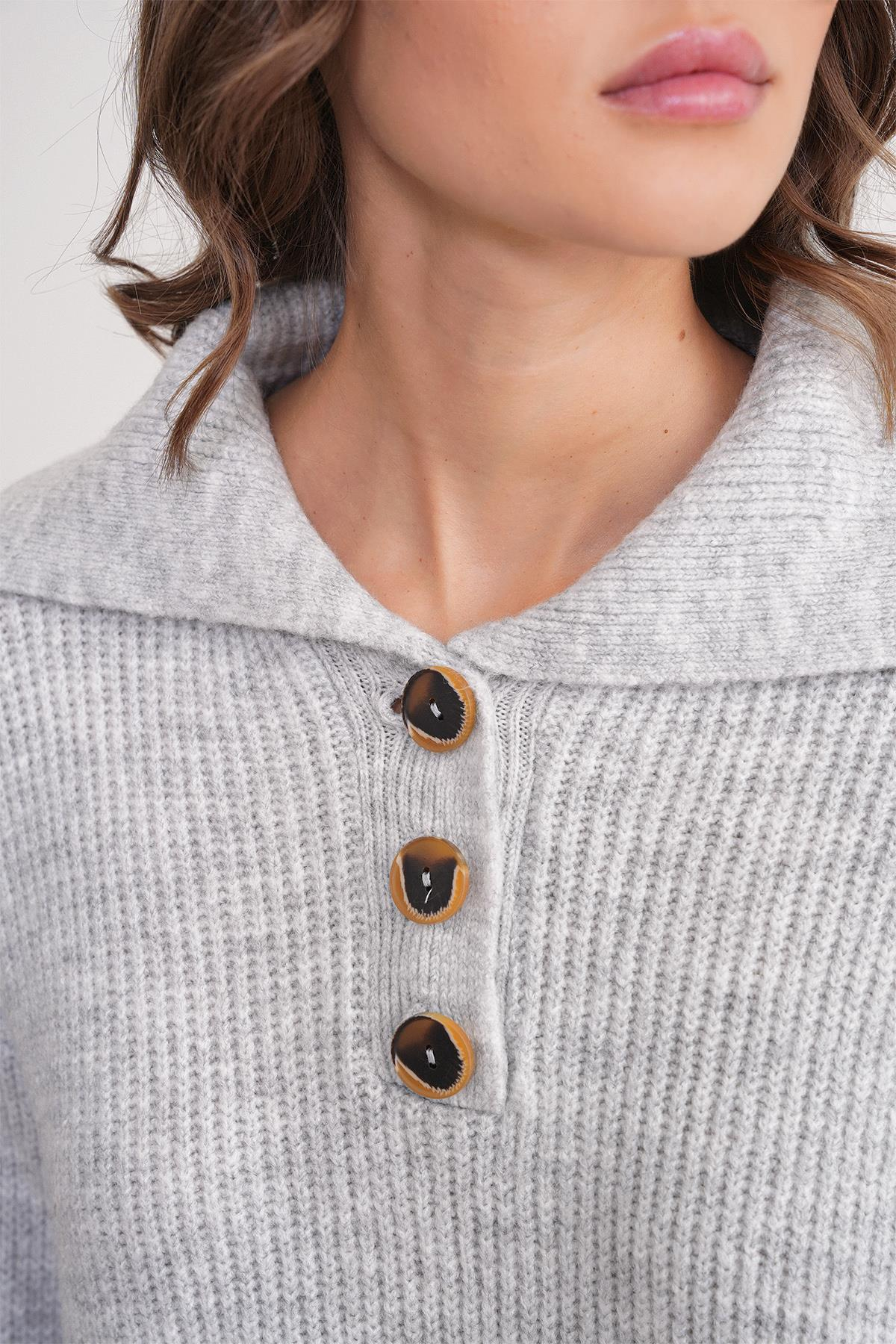 6900 Kadın Düğmeli Devrik Yaka Triko Kazak Gri