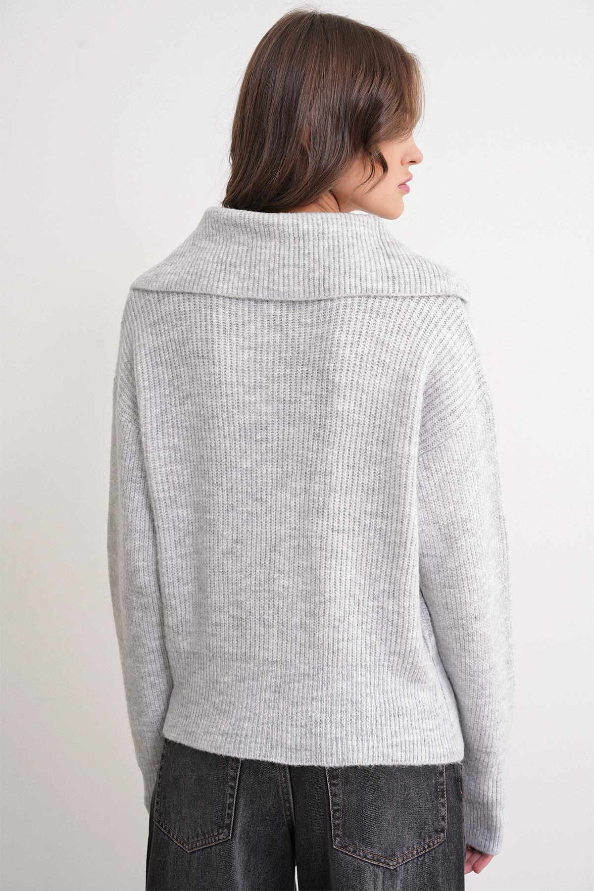 6900 Kadın Düğmeli Devrik Yaka Triko Kazak Gri