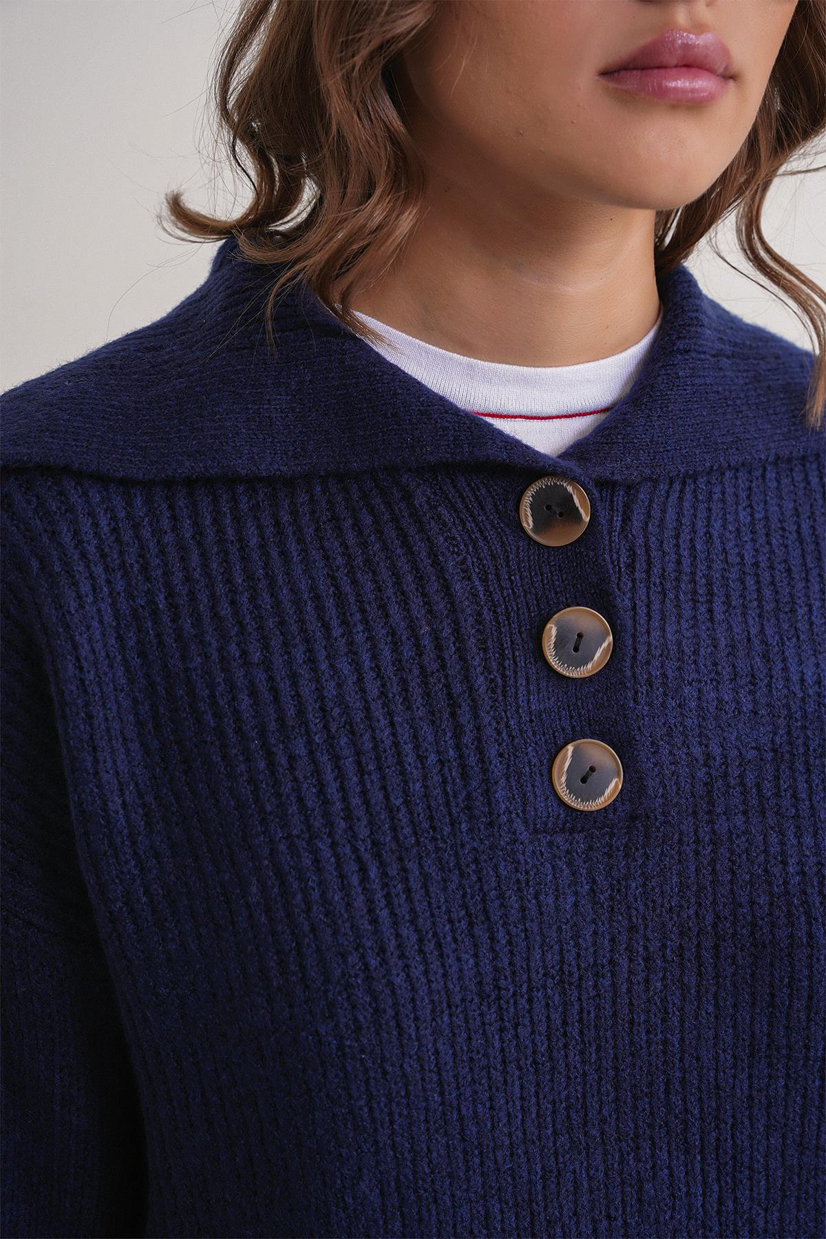 6900 Kadın Düğmeli Devrik Yaka Triko Kazak Lacivert
