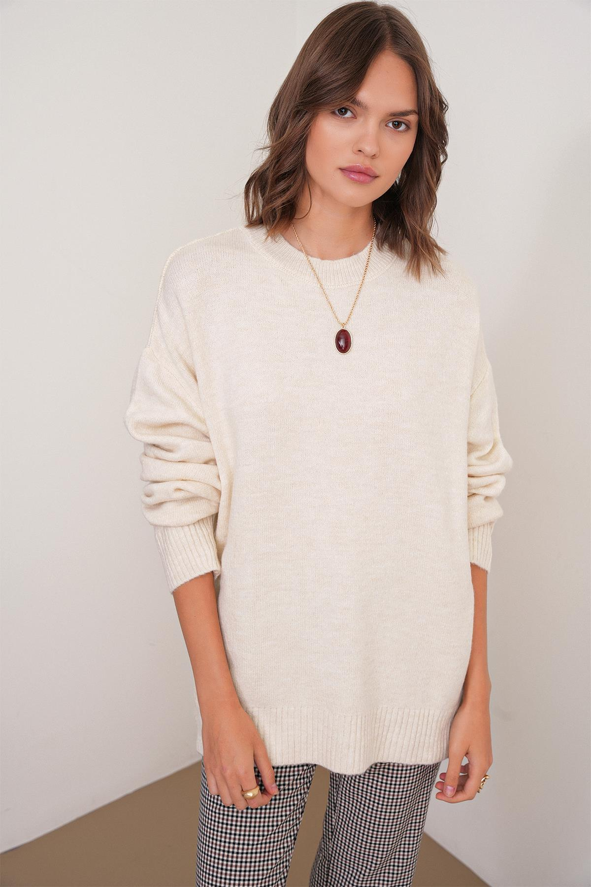 6913 Kadın Salaş Yumuşak Dokulu Triko Kazak Naturel