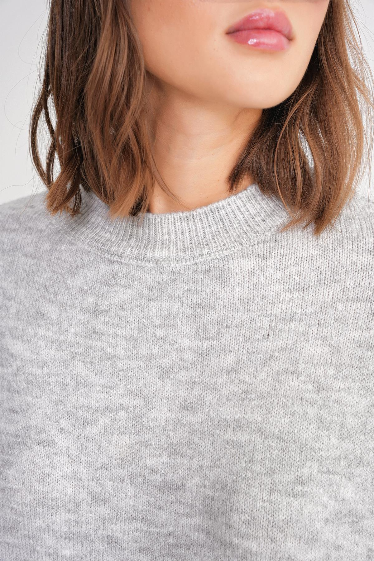 6913 Kadın Salaş Yumuşak Dokulu Triko Kazak Gri