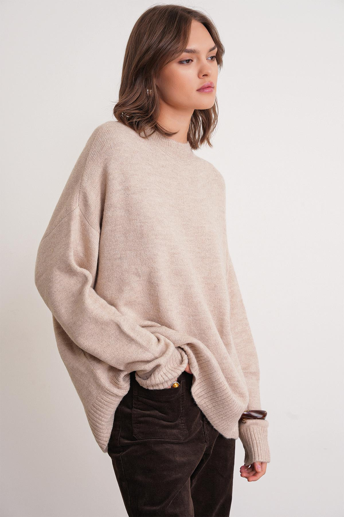 6913 Kadın Salaş Yumuşak Dokulu Triko Kazak Bej