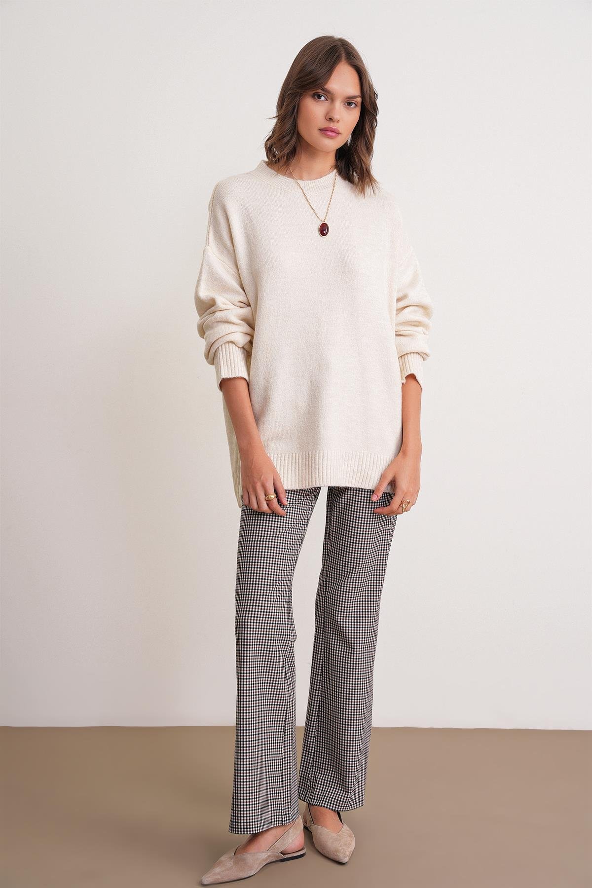 6913 Kadın Salaş Yumuşak Dokulu Triko Kazak Naturel