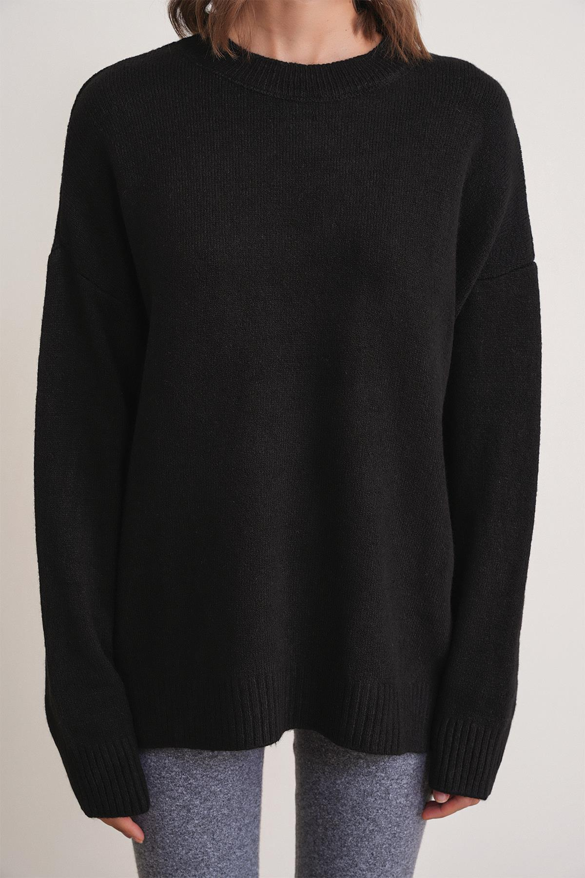 6913 Kadın Salaş Yumuşak Dokulu Triko Kazak Siyah