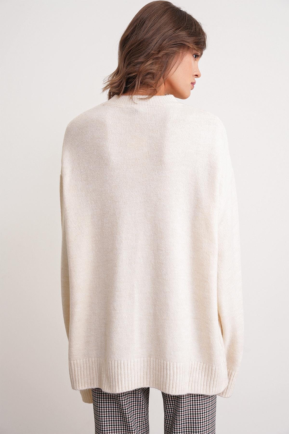 6913 Kadın Salaş Yumuşak Dokulu Triko Kazak Naturel