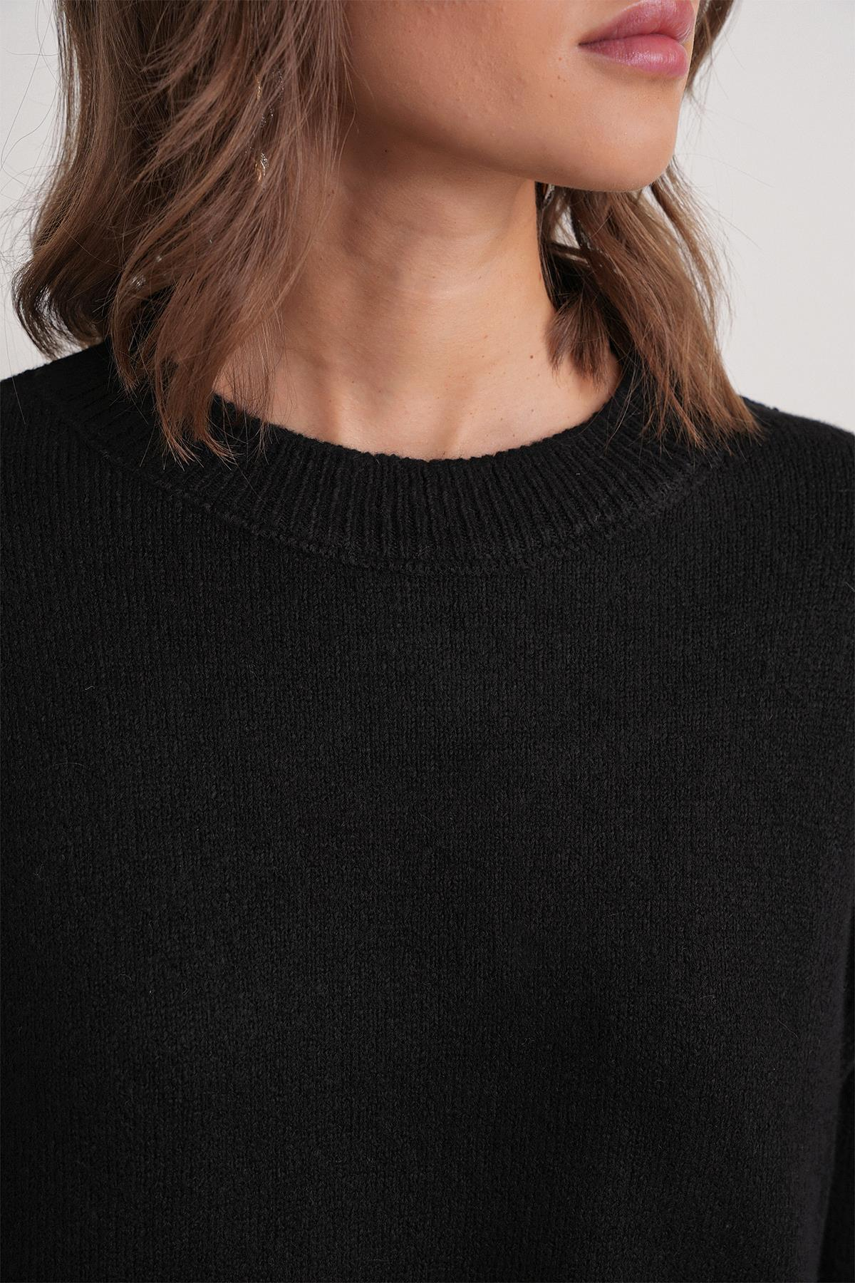 6913 Kadın Salaş Yumuşak Dokulu Triko Kazak Siyah