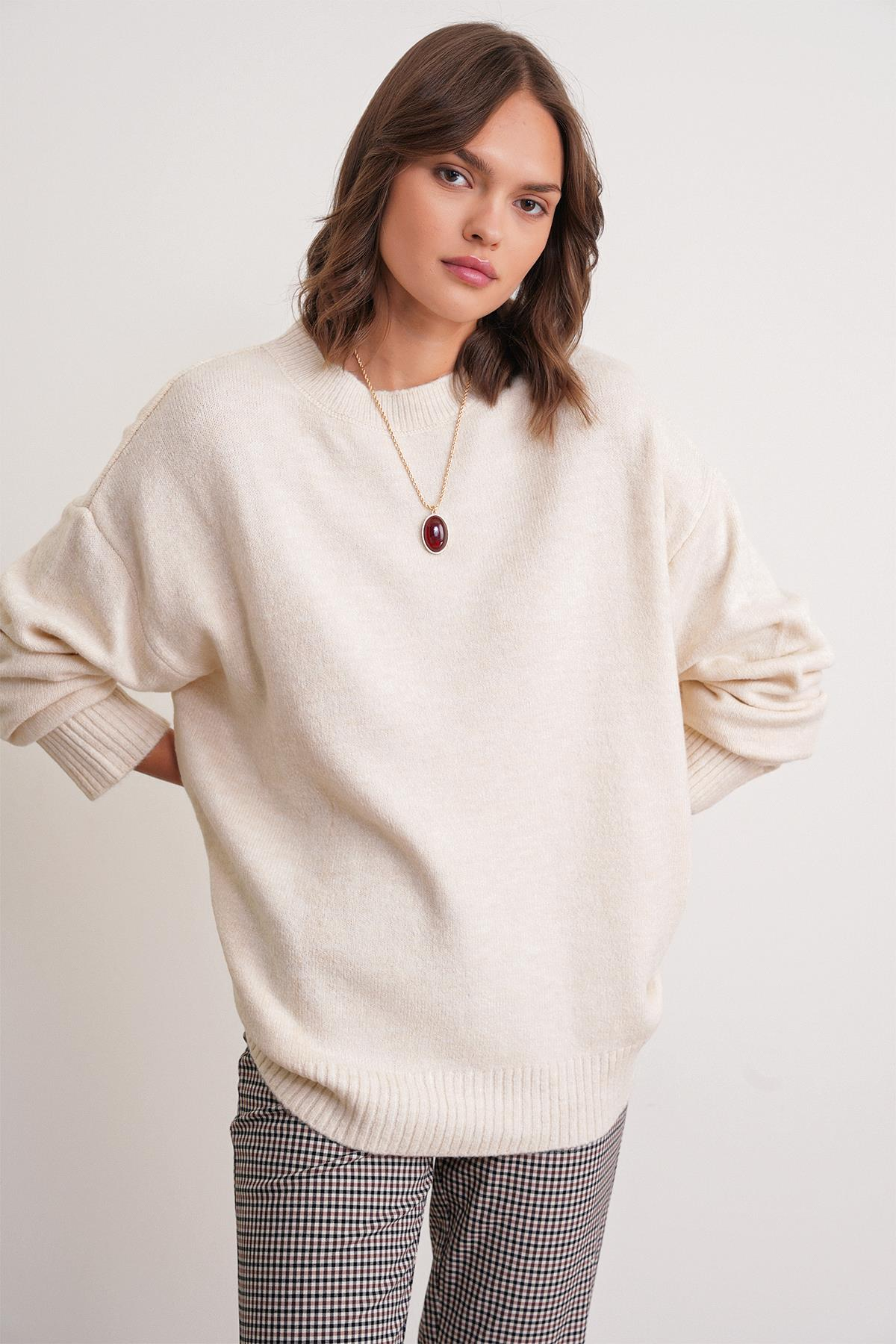 6913 Kadın Salaş Yumuşak Dokulu Triko Kazak Naturel