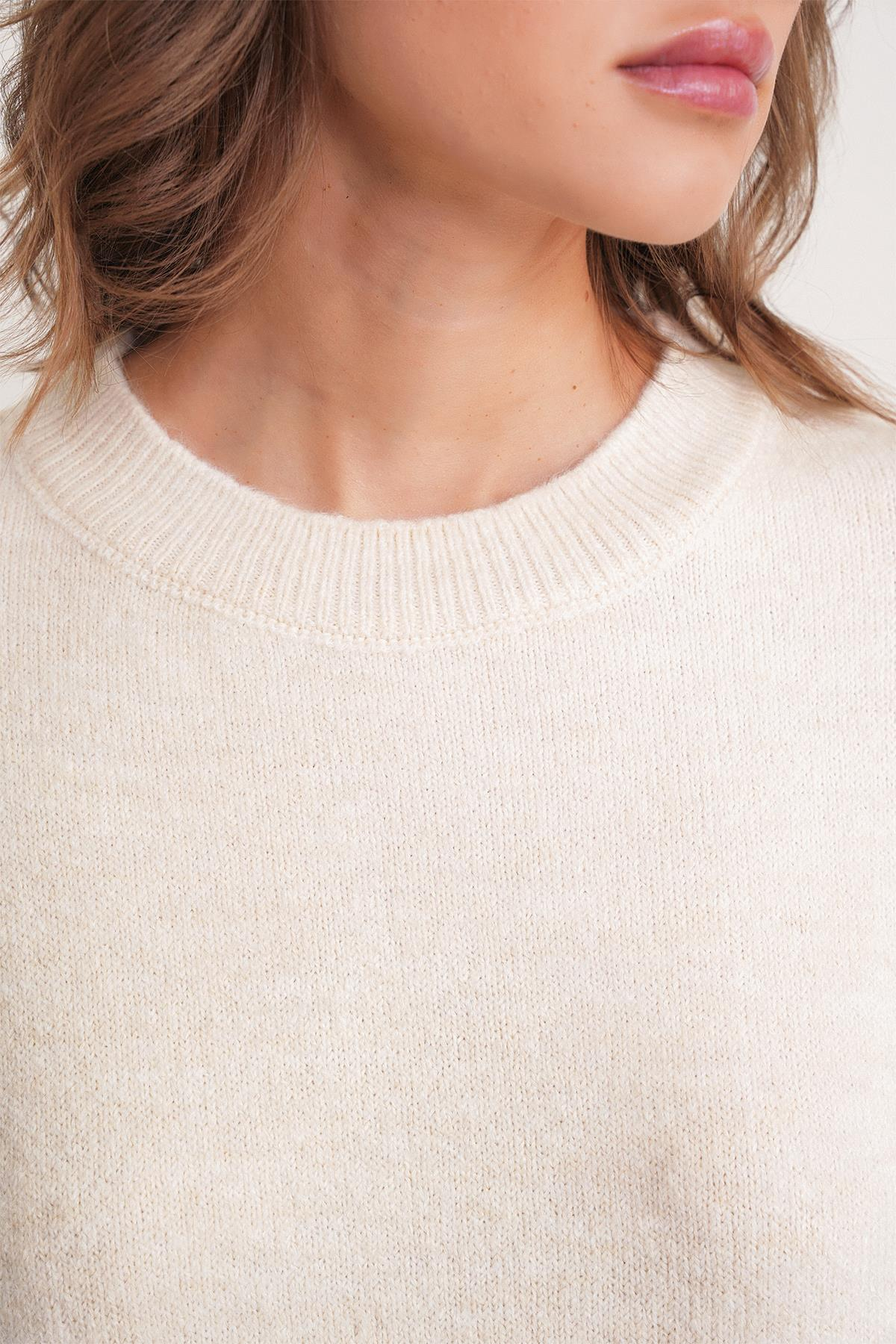 6913 Kadın Salaş Yumuşak Dokulu Triko Kazak Naturel