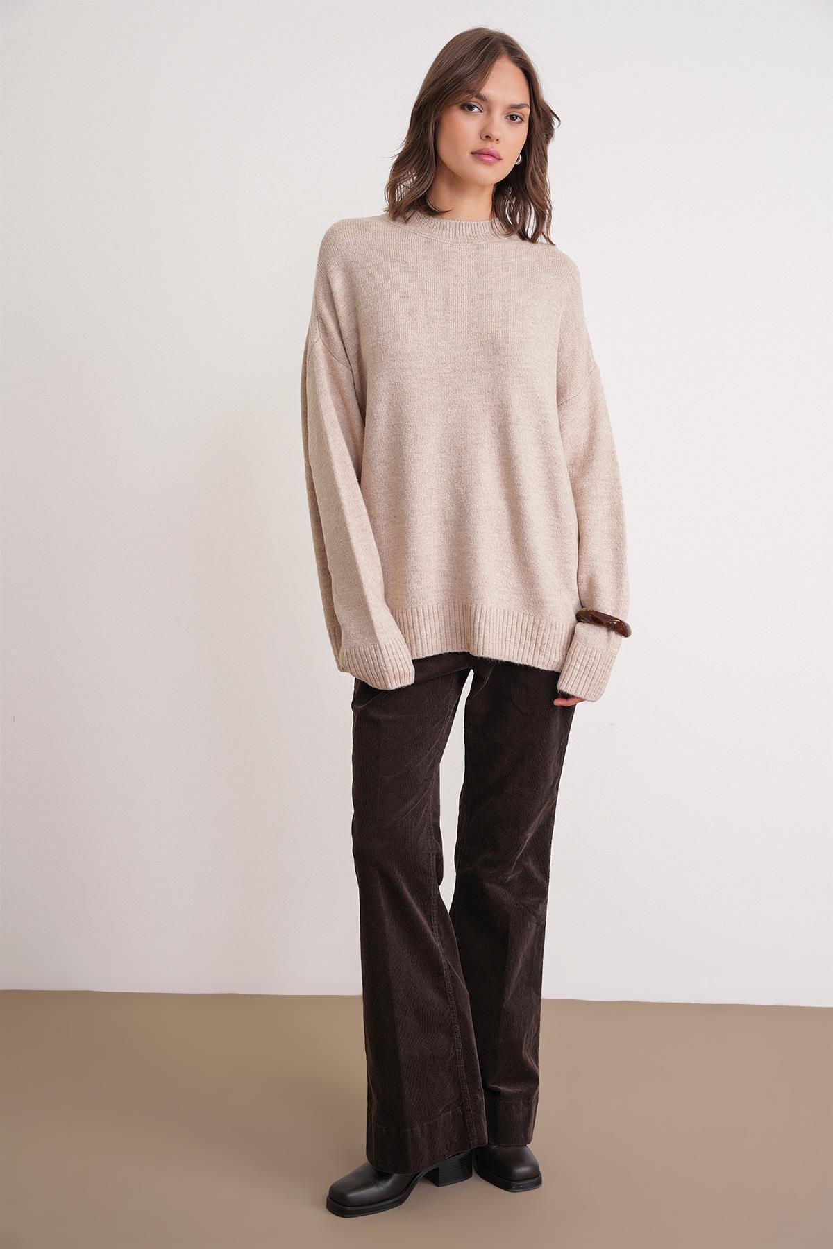 6913 Kadın Salaş Yumuşak Dokulu Triko Kazak Bej