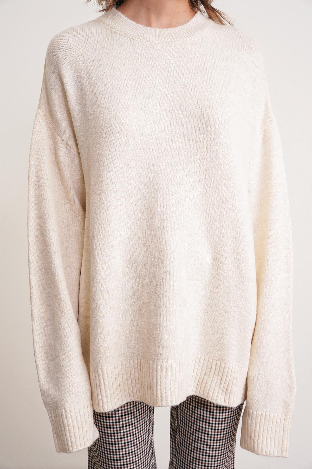 6913 Kadın Salaş Yumuşak Dokulu Triko Kazak Naturel