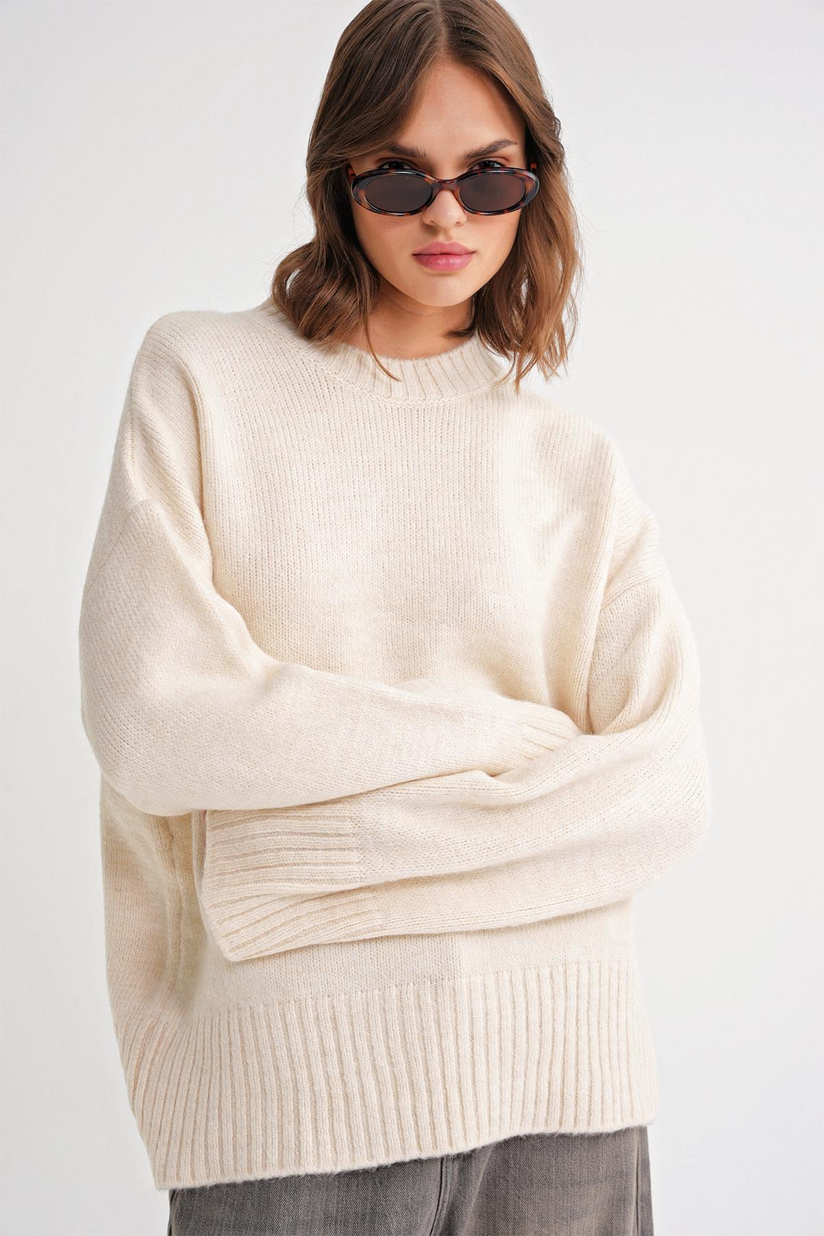 6925 Kadın Geniş Kollu Yumoş Dokulu Triko Kazak Krem