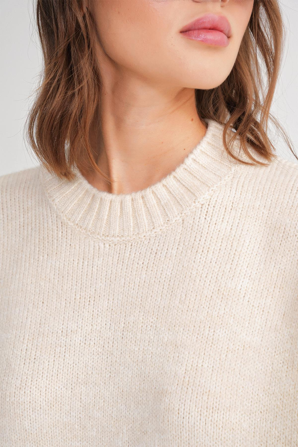 6925 Kadın Geniş Kollu Yumoş Dokulu Triko Kazak Krem