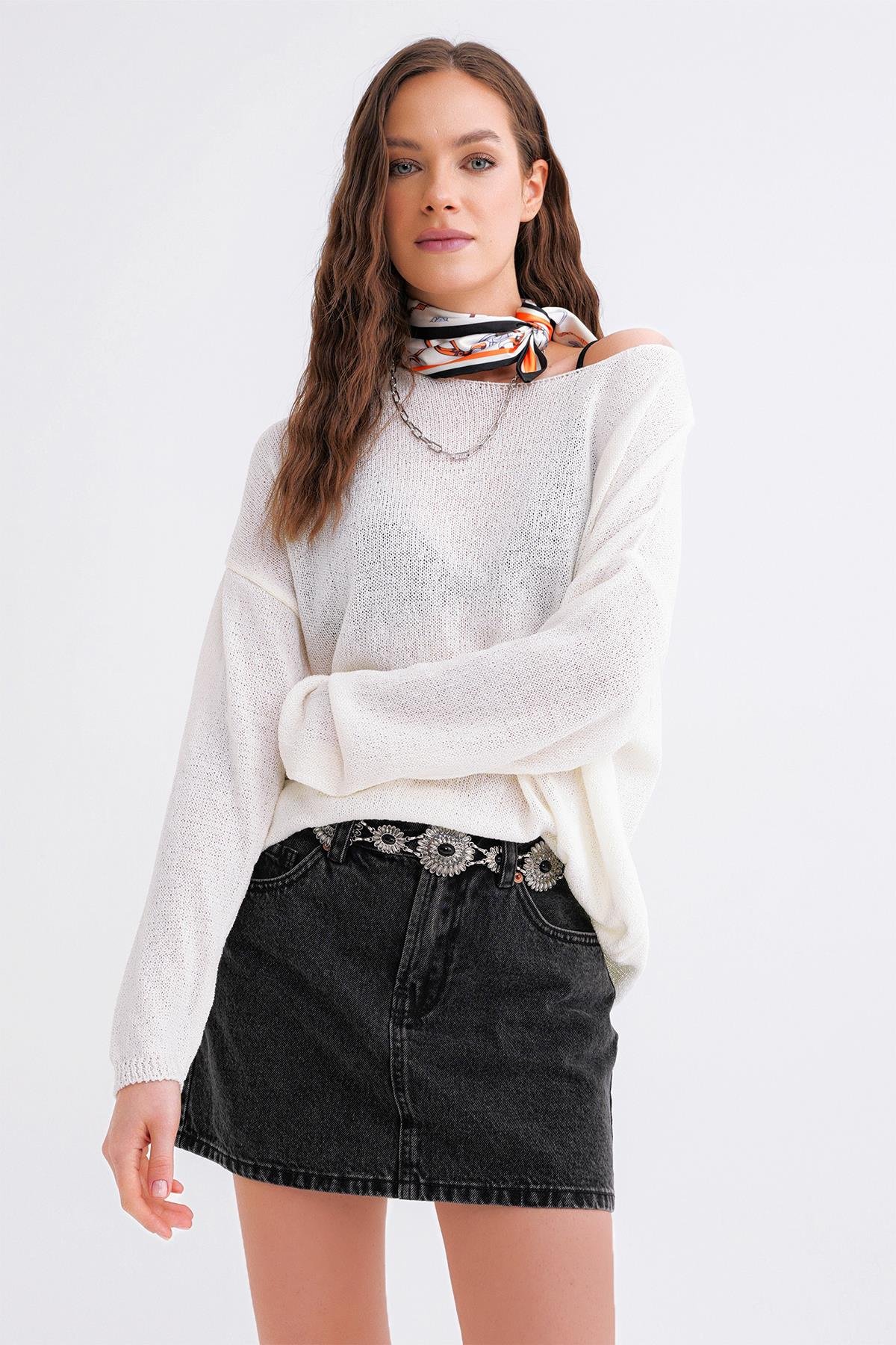 6933 Kadın Kayık Yaka İnce Mevsimlik Triko Kazak Beyaz