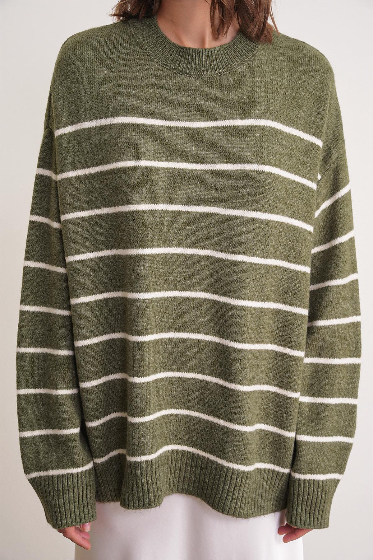 6944 Kadın Salaş Yumuşak Dokulu Çizgili Triko Kazak Haki