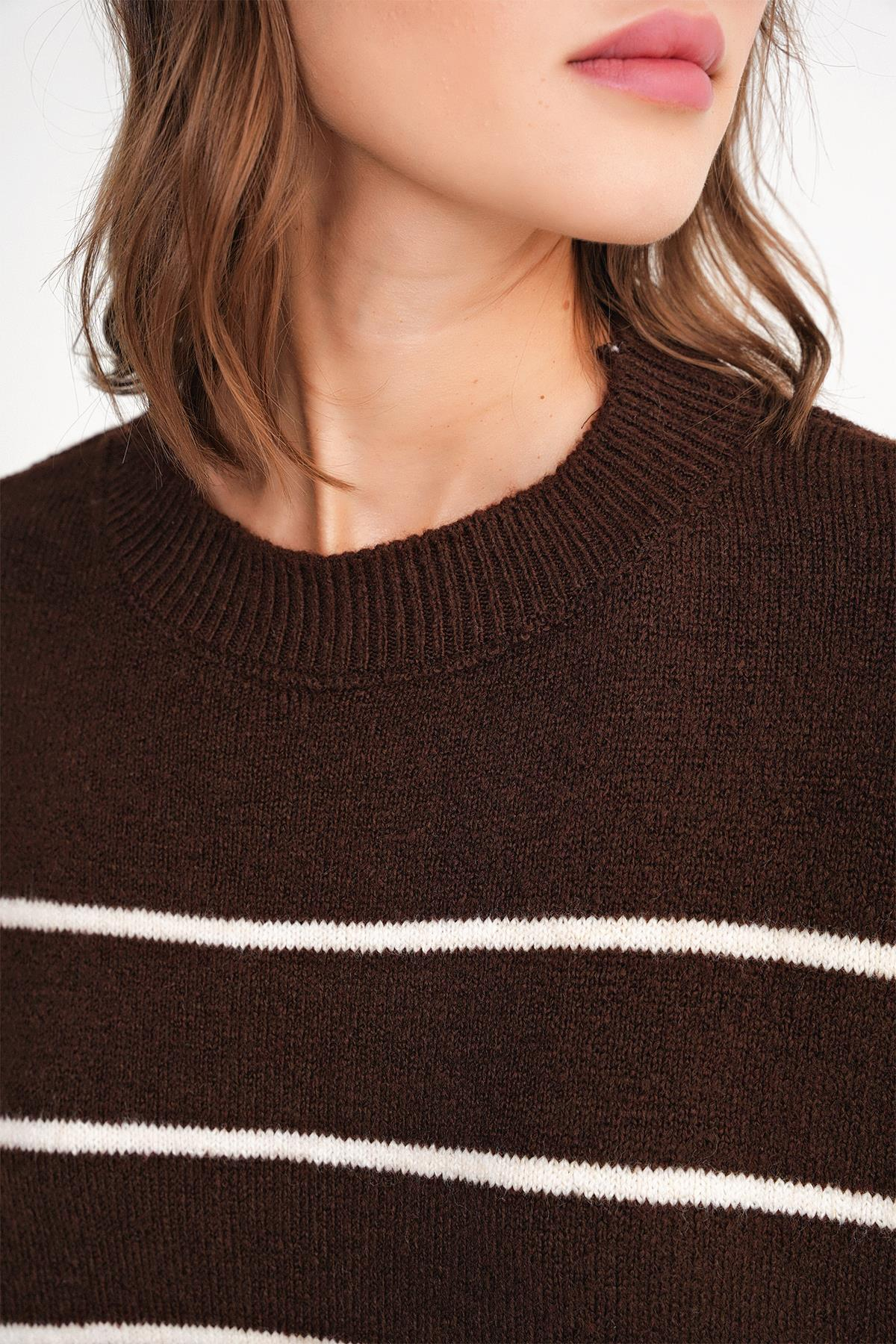 6944 Kadın Salaş Yumuşak Dokulu Çizgili Triko Kazak Kahve