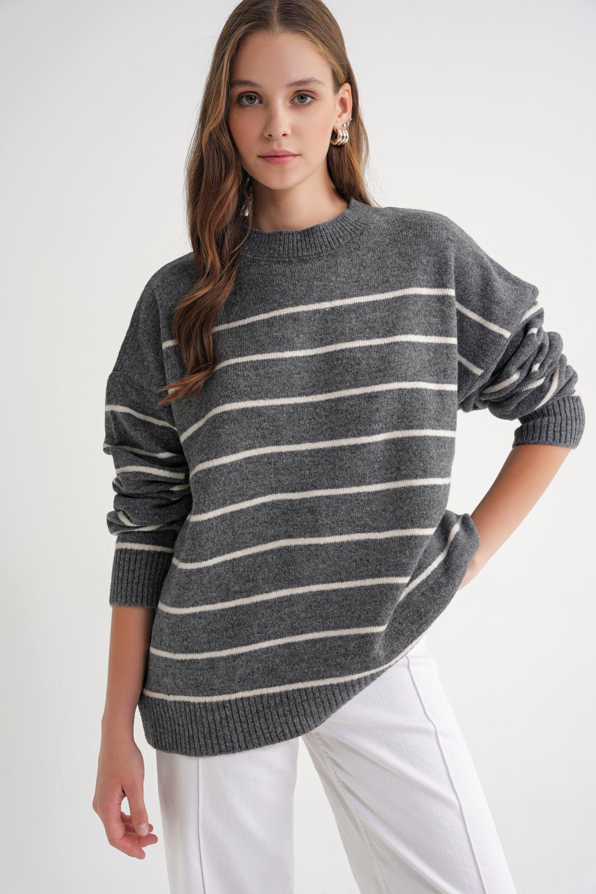6944 Kadın Salaş Yumuşak Dokulu Çizgili Triko Kazak Antrasit