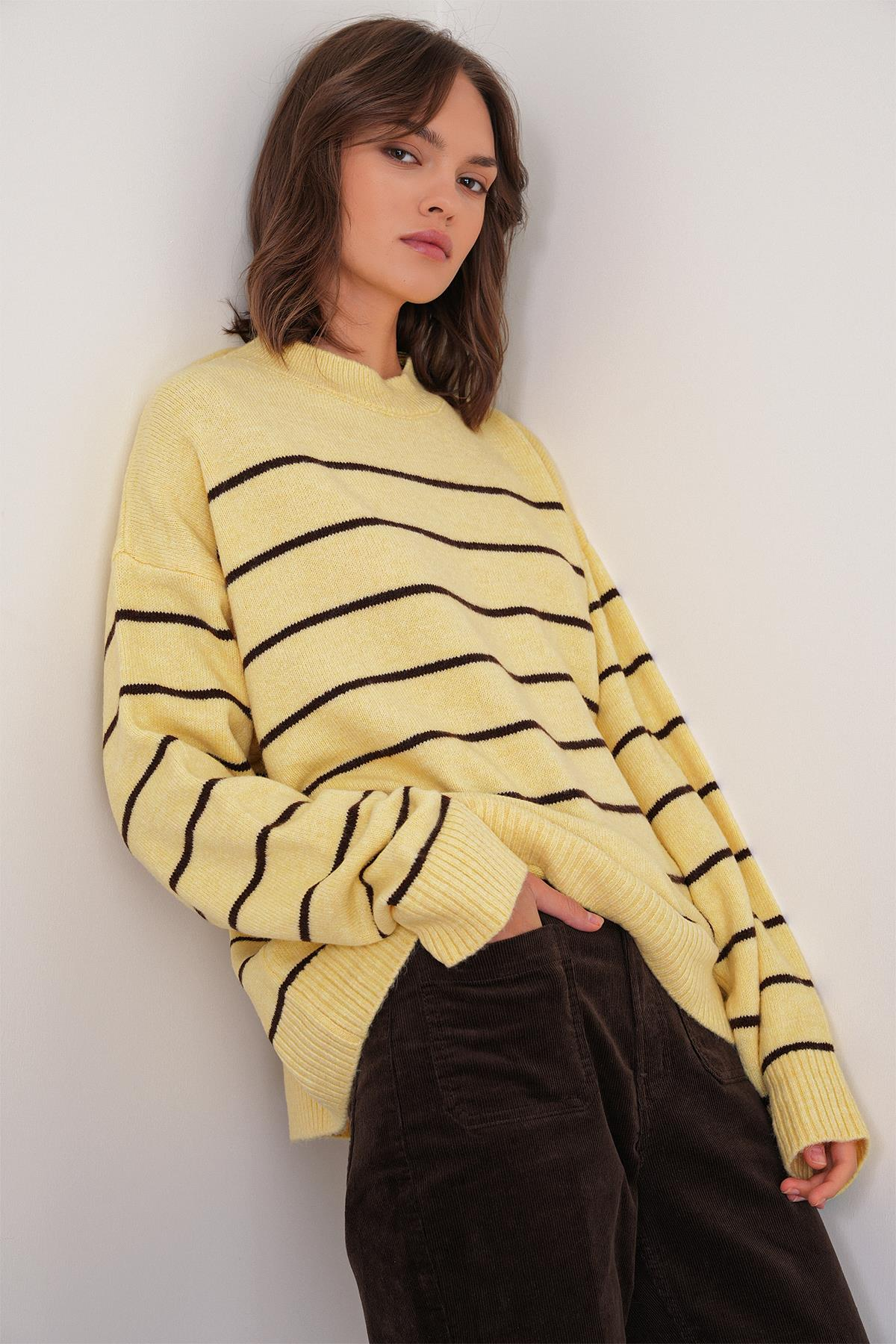 6944 Kadın Salaş Yumuşak Dokulu Çizgili Triko Kazak Sarı