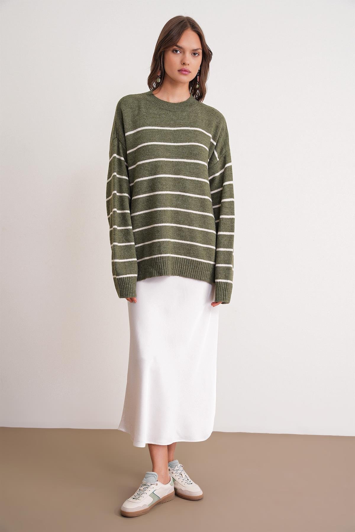 6944 Kadın Salaş Yumuşak Dokulu Çizgili Triko Kazak Haki