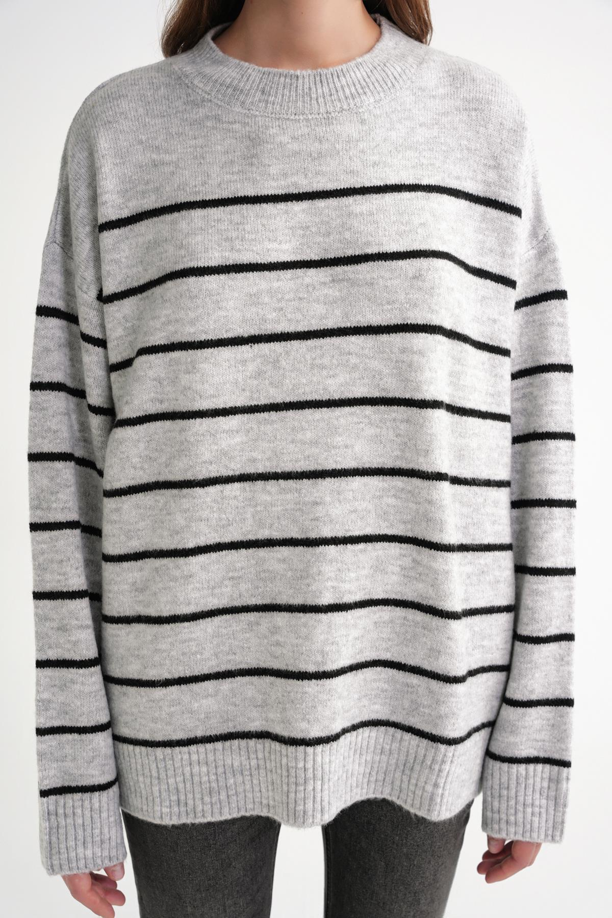 6944 Kadın Salaş Yumuşak Dokulu Çizgili Triko Kazak Gri