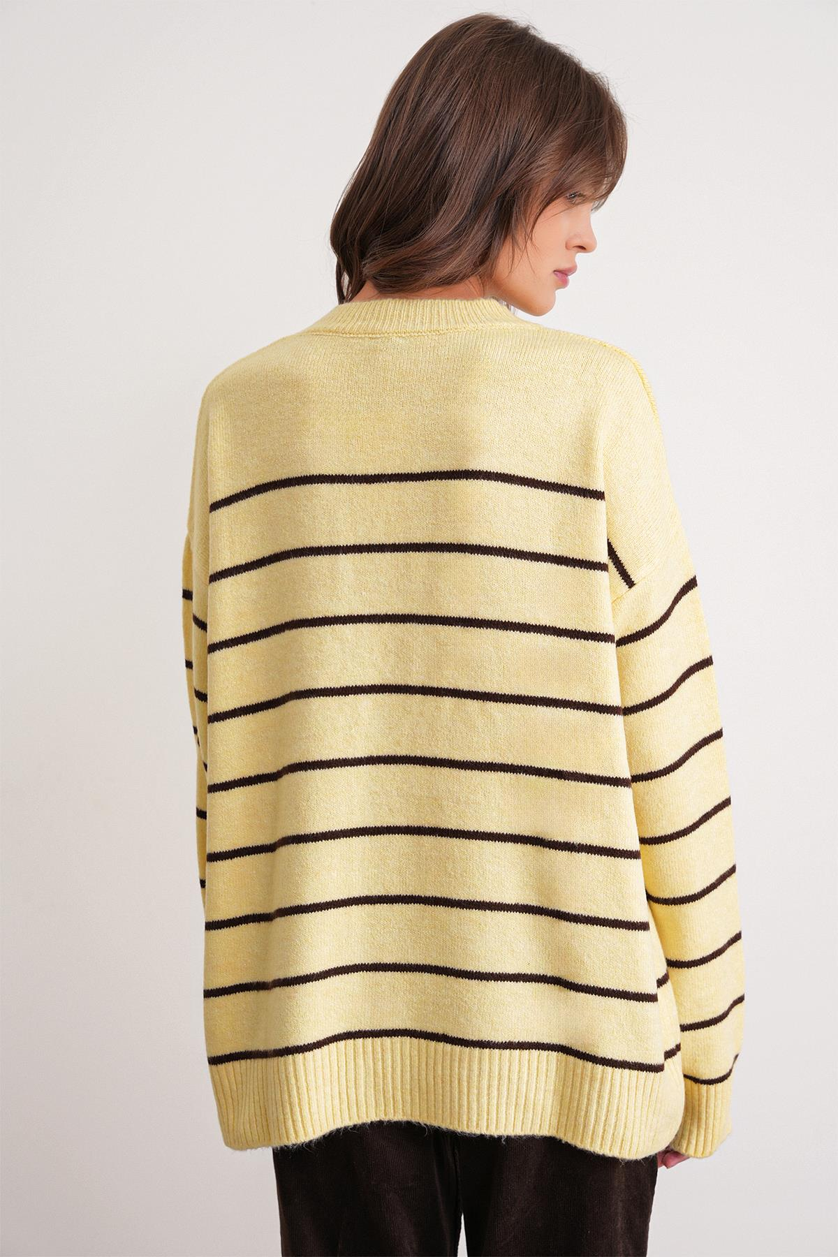 6944 Kadın Salaş Yumuşak Dokulu Çizgili Triko Kazak Sarı