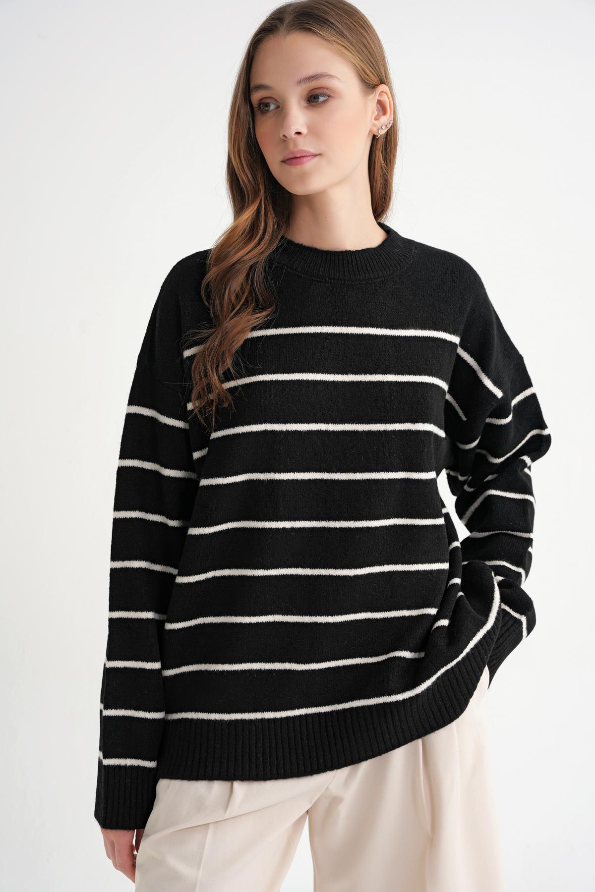 6944 Kadın Salaş Yumuşak Dokulu Çizgili Triko Kazak Siyah