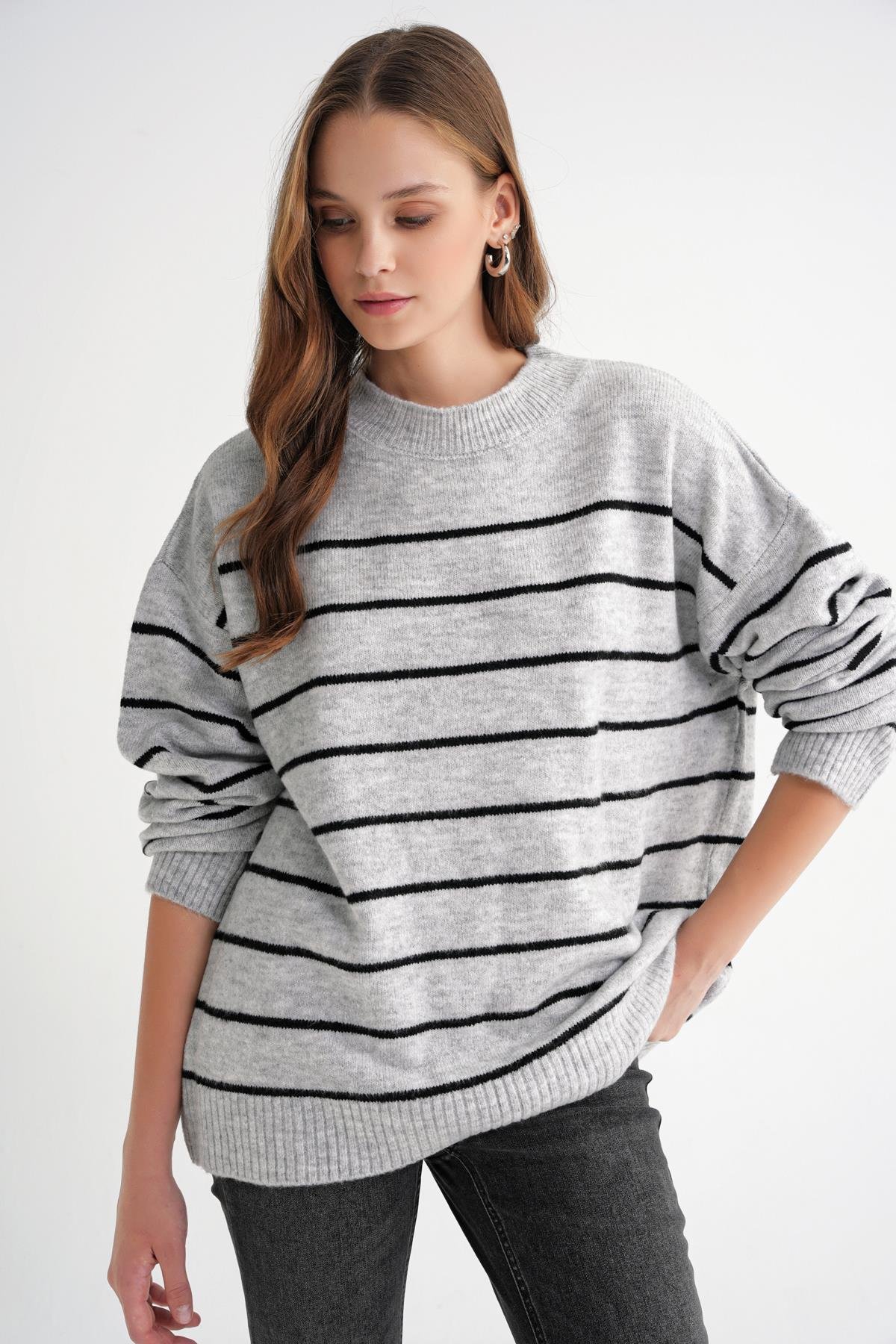 6944 Kadın Salaş Yumuşak Dokulu Çizgili Triko Kazak Gri