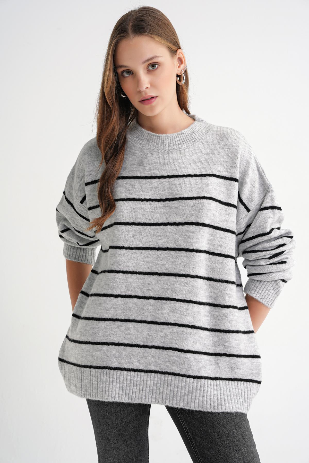 6944 Kadın Salaş Yumuşak Dokulu Çizgili Triko Kazak Gri
