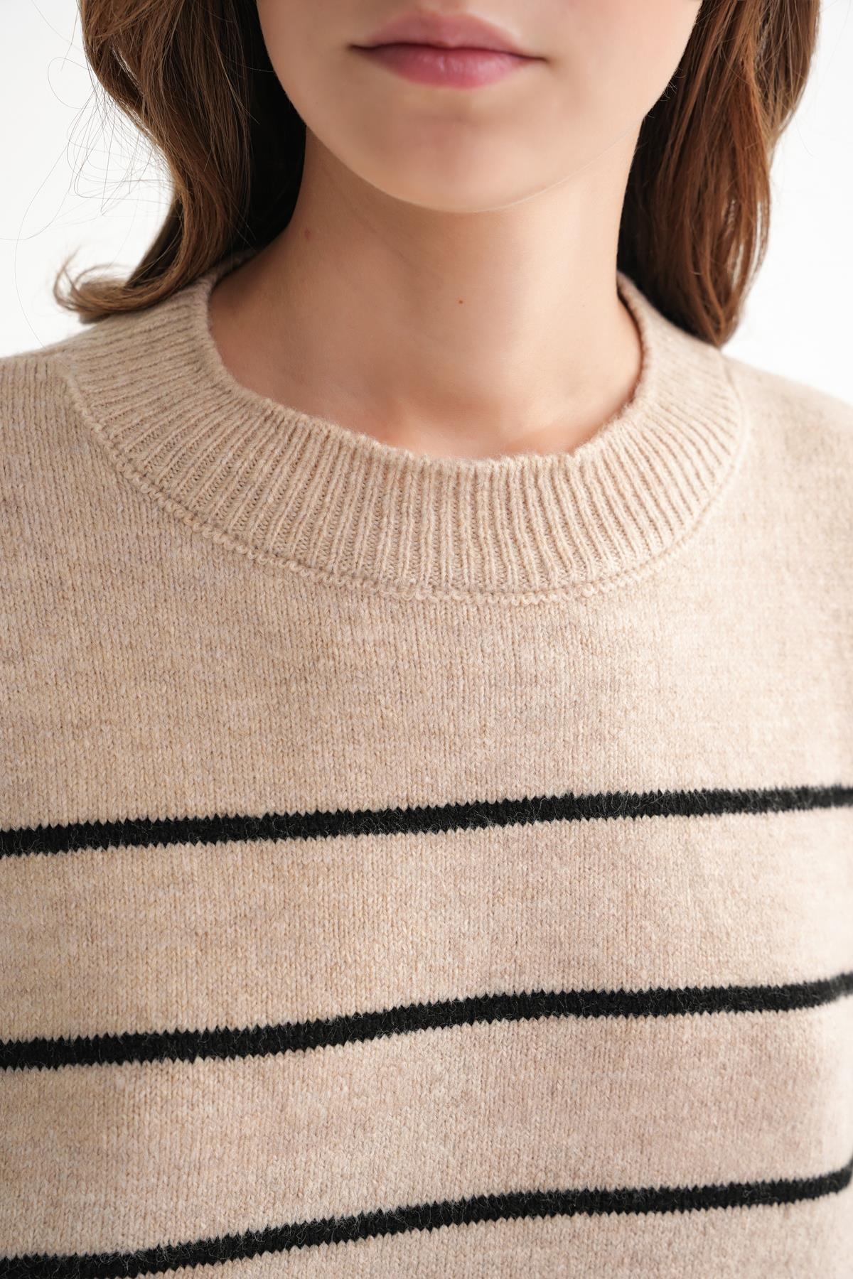 6944 Kadın Salaş Yumuşak Dokulu Çizgili Triko Kazak Bej