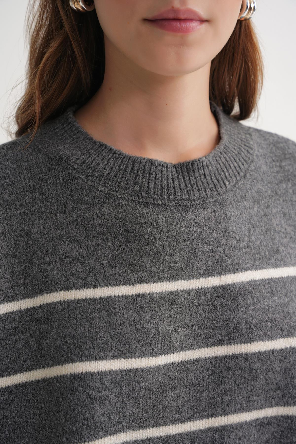 6944 Kadın Salaş Yumuşak Dokulu Çizgili Triko Kazak Antrasit