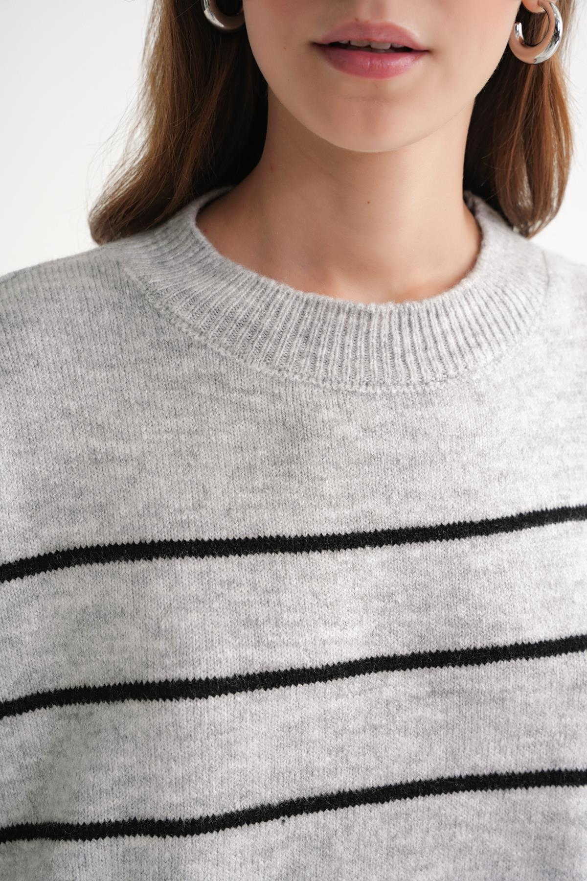 6944 Kadın Salaş Yumuşak Dokulu Çizgili Triko Kazak Gri